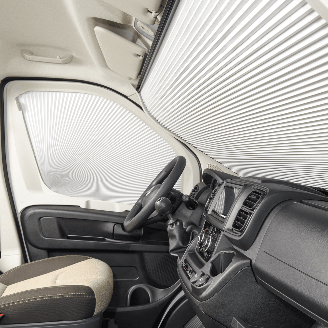 Kabina Fiat Ducato se zataženými roletami Dometic SP 310 a FP 300