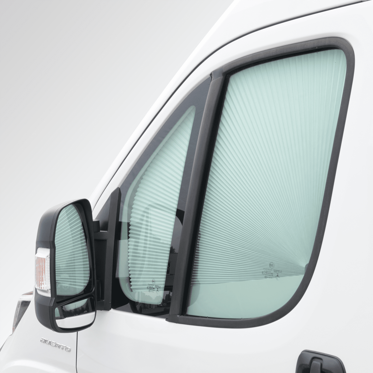 Zatemňovací roleta Dometic SP 310 na bočním okně Fiat Ducato
